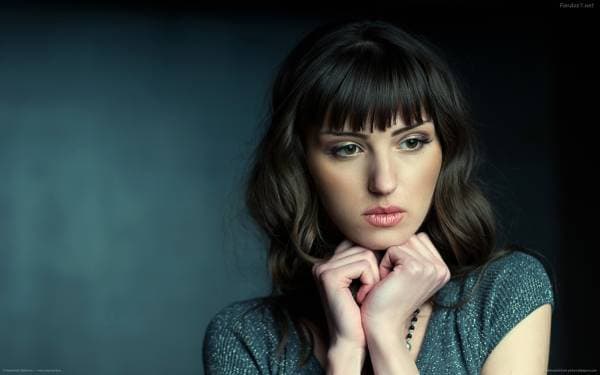 Mujer con TLP con mirada de preocupación