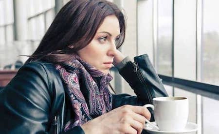Chica con TLP tomando un café