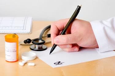 Médico escribiendo una receta